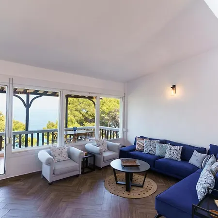 Blu: Beachfront With Amazing View Villa